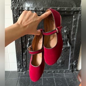 NWOT Söfft Red Velvet Buckle Mary Janes Flats with Black Trim ❤️